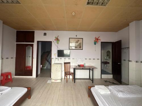 胡志明市Phòng cho thuê Minh Phương的一间带桌子的房间和一间带两张床的房间