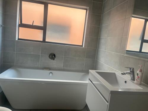 比勒陀利亚367 @ The Blyde的浴室配有白色浴缸和水槽