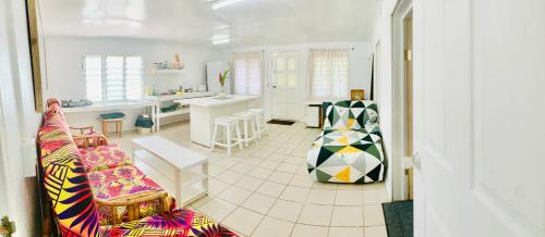 FolahaTonga Cottage - Private Double Room Shared Facility的带沙发的客厅和厨房