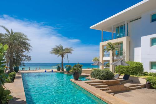卡伦海滩Paradox Resort Phuket - SHA Plus的毗邻大海的别墅 - 带游泳池