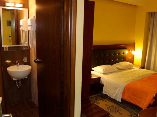 干尼亚斐罗克斯尼娜酒店的客房内的浴室设有床和水槽
