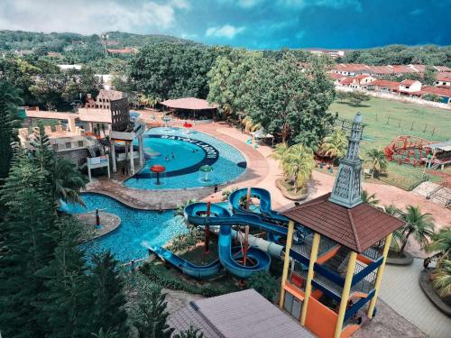 马六甲Melaka Top Largest Waterpark Resort - By YouBNB Homestay Melaka的水上公园空中景观及水滑梯