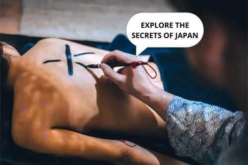 布尔诺OROOM Japan - Role Play For Couples in BRNO的背上带着针刺的女人