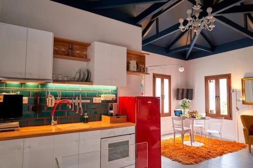 米蒂利尼#SimpliCity Modern Design Studio的一间带红色冰箱的厨房和一间用餐室
