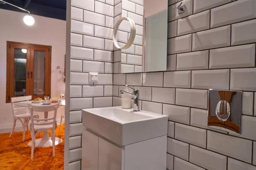 米蒂利尼#SimpliCity Modern Design Studio的白色的浴室设有水槽和桌子