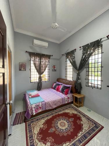 JertihSawah Permai Homestay的一间卧室配有床、地毯和窗户。