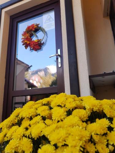 布什泰尼Casa cu Flori的门前的一束黄色花
