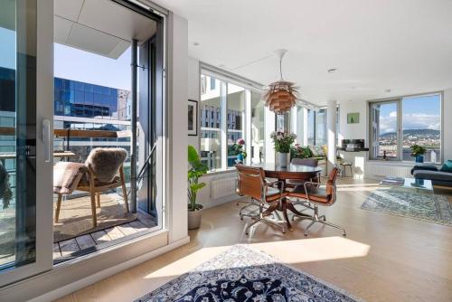奥斯陆Modern 2bed room sea view apartment @ Oslo Barcode的客厅配有桌椅