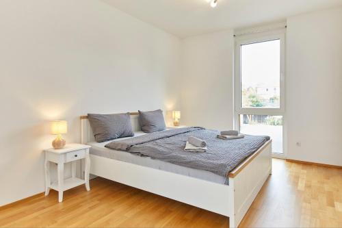 贝尔恩卡斯特尔-库斯Moseltraum的白色的卧室设有一张大床和一个窗户