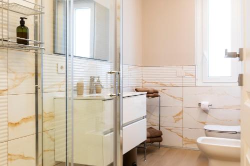 阿斯蒂Arò Design Suite的一间带玻璃淋浴和卫生间的浴室