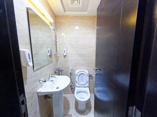 迪拜Abu Hail Star Residence - Home Stay的一间带卫生间、水槽和镜子的浴室