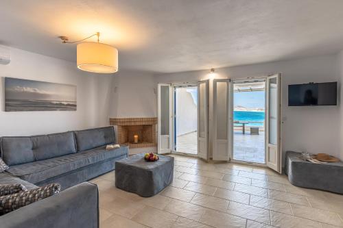 米科利维亚Apricot and Sea Luxury Villas的带沙发和壁炉的客厅