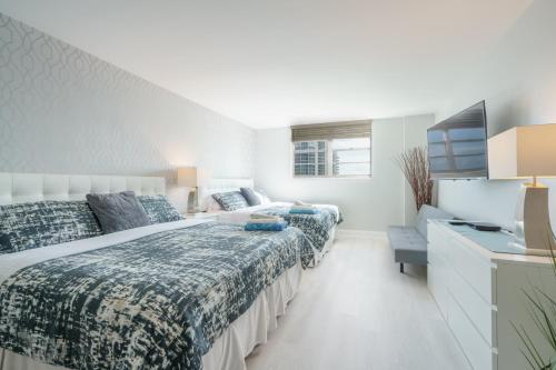 迈阿密海滩OCEAN RESERVE - 15th Floor - Gorgeous Ocean View的一间带两张床和电视的卧室