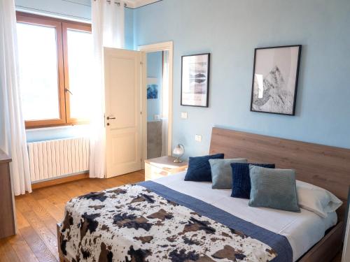 蒙特普齐亚诺Apartment with Beautiful Sun的一间卧室配有一张带蓝色墙壁的大床