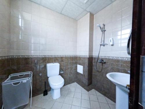 迪拜Al Badaa Star Residence - Home Stay的一间带卫生间和水槽的浴室