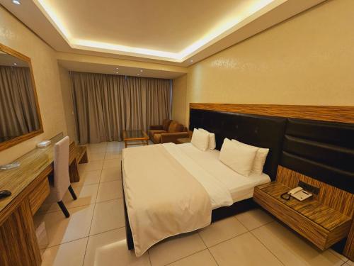 贝鲁特凡尔登套房酒店的酒店客房设有一张大床和一张沙发。