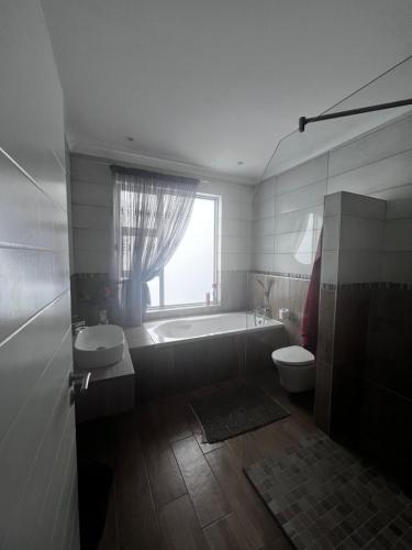 斯瓦科普蒙德5078 Swakopmund的带浴缸、盥洗盆和卫生间的浴室