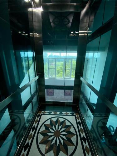 海阳Khách sạn Phương Đông的客房享有带瓷砖地板和窗户的景致。