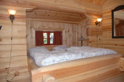 SkoroSkibyen Jons Hytte的小木屋卧室内的一张大床