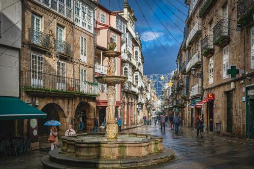 奥伦塞Morar Ourense的城市中心一条有喷泉的街道