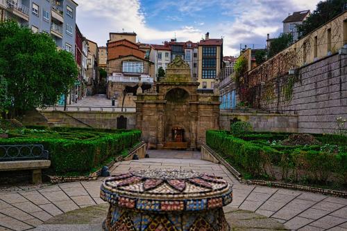 奥伦塞Morar Ourense的一座城市中央的喷泉
