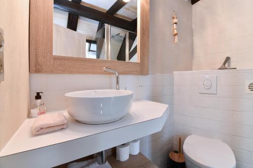 希伯维列Jaennette的白色的浴室设有水槽和卫生间。