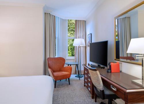 普雷斯顿Delta Hotels by Marriott Preston的酒店客房配有一张床和一张带电脑的书桌