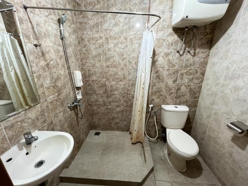 万隆Galeri Ciumbuleuit Apartment 1 2BR 1BA - code 26A的带淋浴、卫生间和盥洗盆的浴室