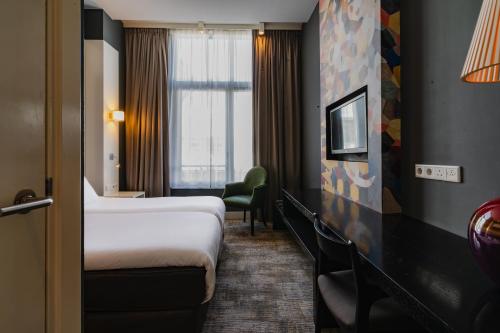 阿姆斯特丹JL76号酒店的酒店客房设有两张床和窗户。