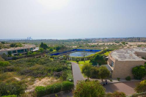 凯撒利亚סוויטות נוף קיסר קיסריה的享有校园的空中景色,设有一座建筑和一座游泳池