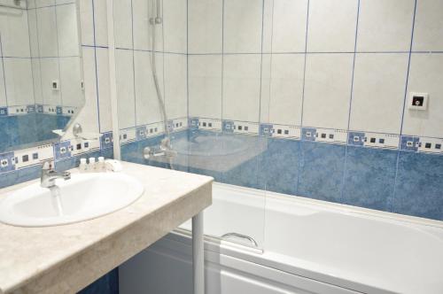 金沙阿芙罗狄蒂酒店的一间带水槽和浴缸的浴室