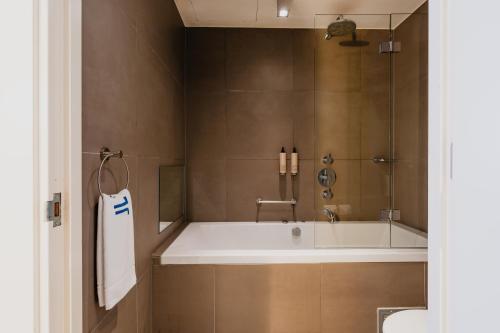 阿姆斯特丹JL76号酒店的带浴缸和盥洗盆的浴室