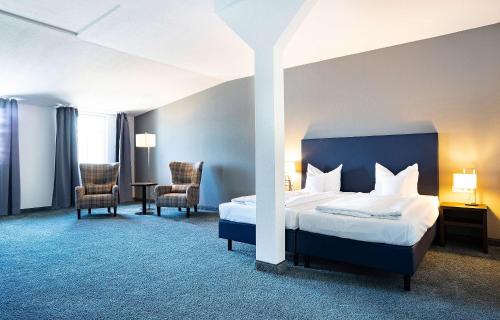 弗洛托B&K Hotels的酒店客房,配有一张床和两把椅子