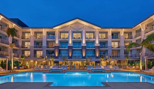 奥欣赛德The Seabird Ocean Resort & Spa, Part of Destination Hotel by Hyatt的享有酒店外景,设有游泳池