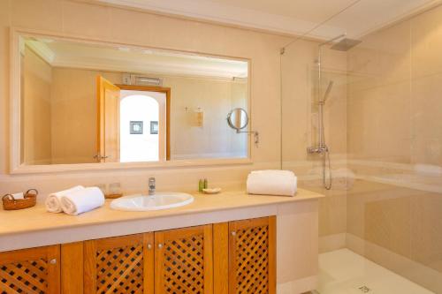 金塔湖马丁哈尔金塔家庭度假村的一间带水槽、淋浴和镜子的浴室