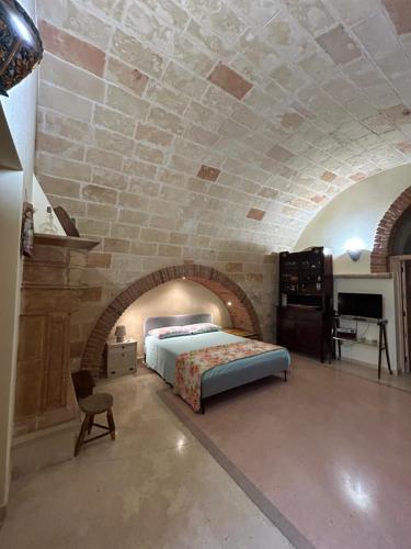 科佩尔蒂诺Nido d'amore in Salento的卧室配有砖墙内的床铺
