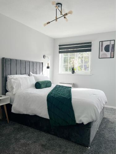 伦敦Stunning Newly Decorated Flat with Private Entrance的一间卧室设有一张大床和一个窗户。