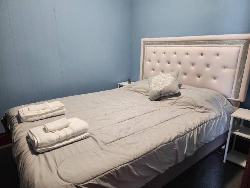 尼亚加拉瀑布Urban Getaway on 7th的一间卧室配有一张大床和毛巾
