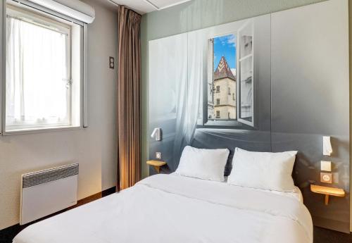 第戎B&B HOTEL Dijon Les Portes du Sud的一间卧室设有一张床和一个窗口