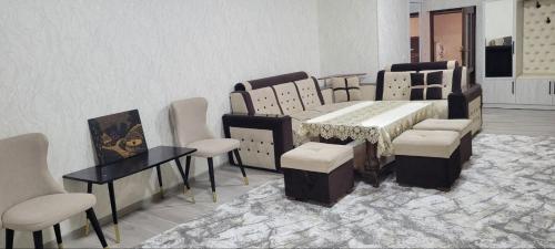 撒马尔罕Imran&Bek的一间带桌子和椅子的用餐室