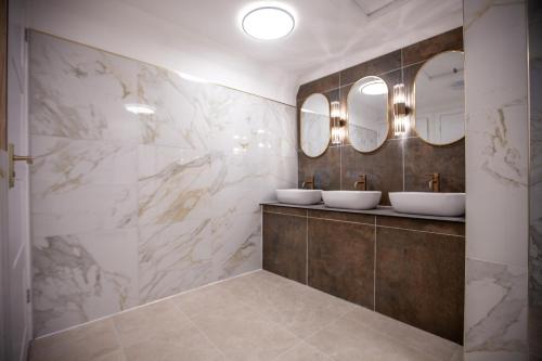 Brome贝斯特韦斯特布罗梅格兰吉酒店的浴室设有2个水槽和2面镜子