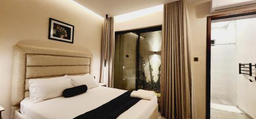 布兰太尔InstaHomes by Tru - Garden Suites的卧室配有白色的床和窗户。