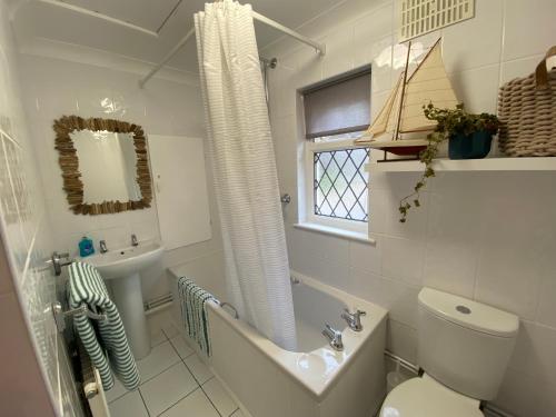 托特兰Leeward Lodge的浴室配有卫生间、盥洗盆和浴缸。