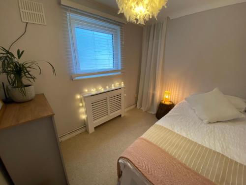 托特兰Leeward Lodge的一间卧室配有床和窗户及灯光