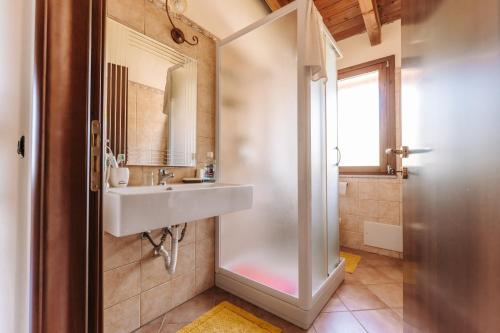 Casa Serra的一间带水槽和淋浴的浴室