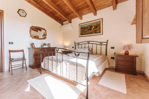 Casa Serra的一间卧室设有一张床和木制天花板