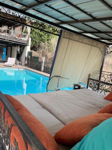 Kok-ShokyLa Villa的游泳池畔帐篷内的床位