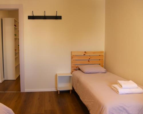 米茨佩·拉蒙Desert Breeze的一间卧室设有两张床和木制床头板