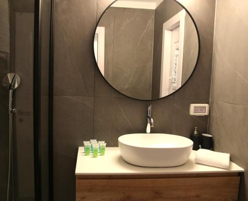 米茨佩·拉蒙Desert Breeze的一间带水槽和镜子的浴室