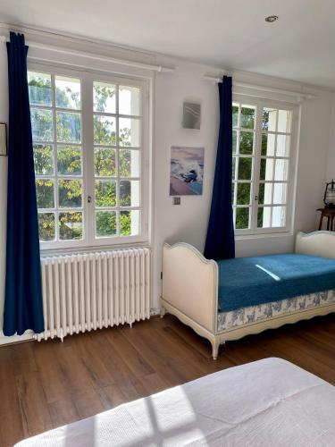 BonsecoursMaison Voltaire的客房设有一张床和两个窗户。